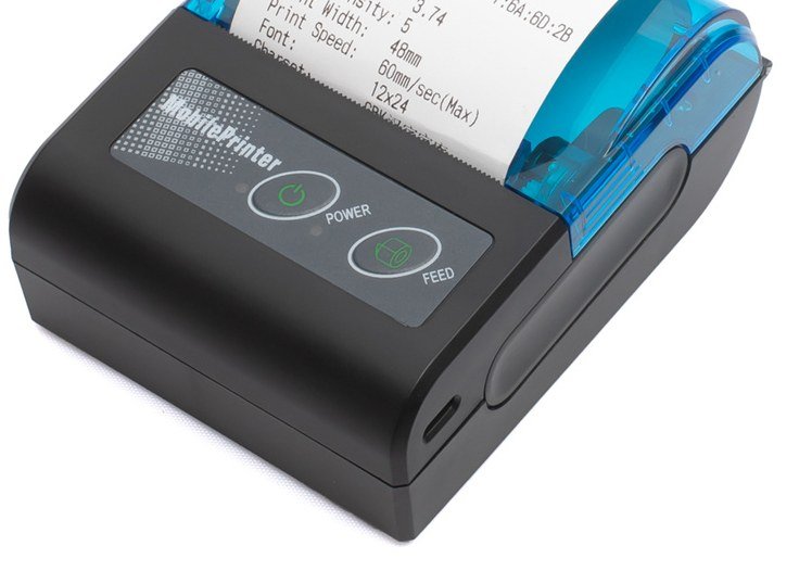 Impresora térmica portátil negra con tapa azul, botones de encendido y avance de papel, y un ticket saliendo.